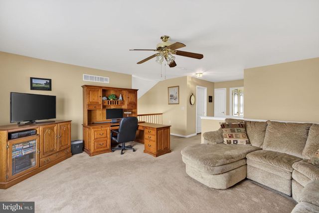 2852 DONEGAL DR, Macungie, PA 18062