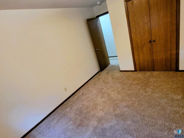 4613 E Fernwood Dr Drive, Sioux Falls, SD 57110