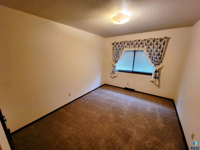 4613 E Fernwood Dr Drive, Sioux Falls, SD 57110