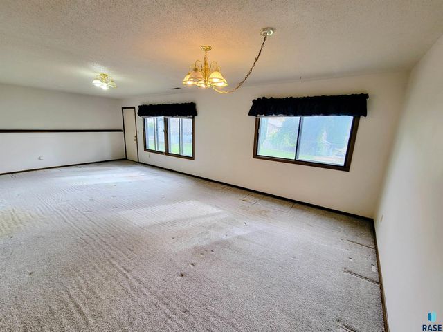4613 E Fernwood Dr Drive, Sioux Falls, SD 57110