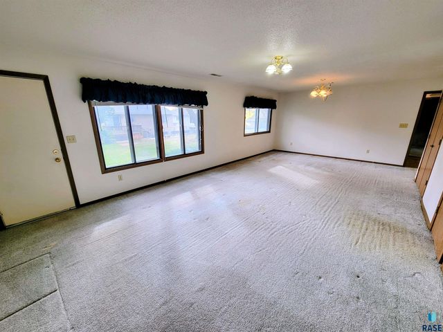 4613 E Fernwood Dr Drive, Sioux Falls, SD 57110