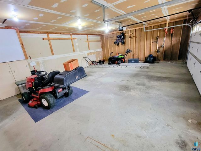4613 E Fernwood Dr Drive, Sioux Falls, SD 57110
