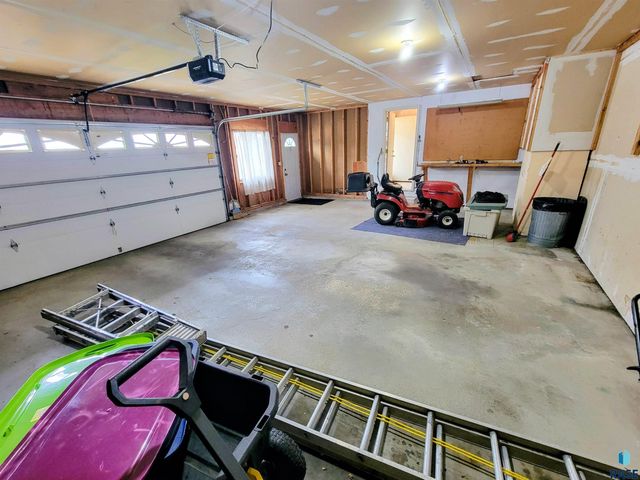 4613 E Fernwood Dr Drive, Sioux Falls, SD 57110