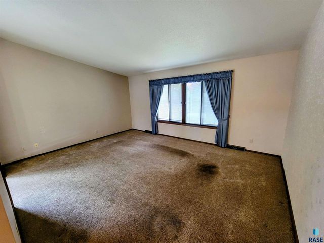 4613 E Fernwood Dr Drive, Sioux Falls, SD 57110