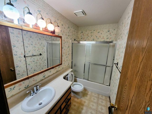 4613 E Fernwood Dr Drive, Sioux Falls, SD 57110