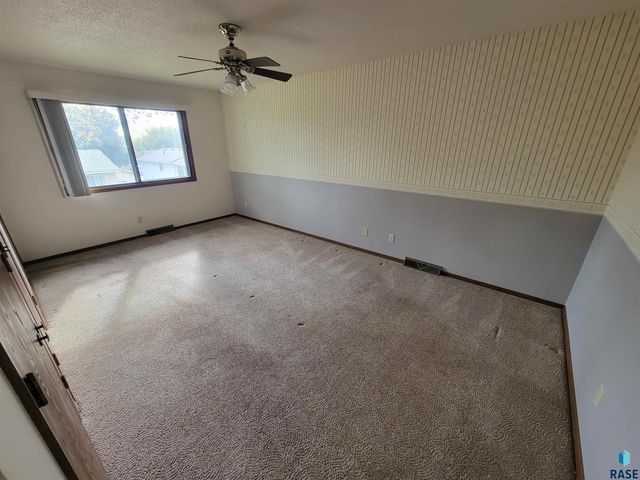 4613 E Fernwood Dr Drive, Sioux Falls, SD 57110