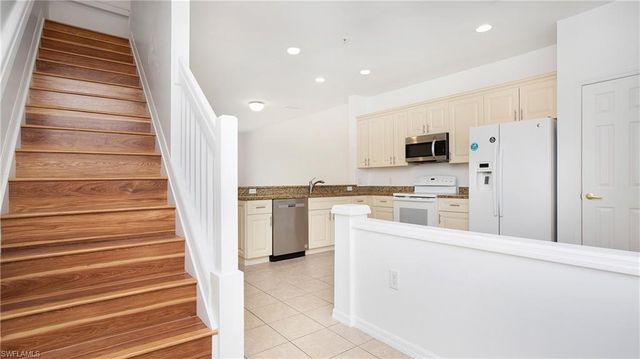 880 Hampton CIR, Naples, FL 34105