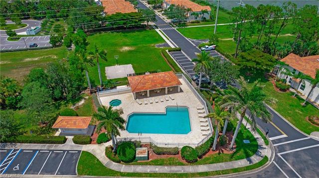 880 Hampton CIR, Naples, FL 34105