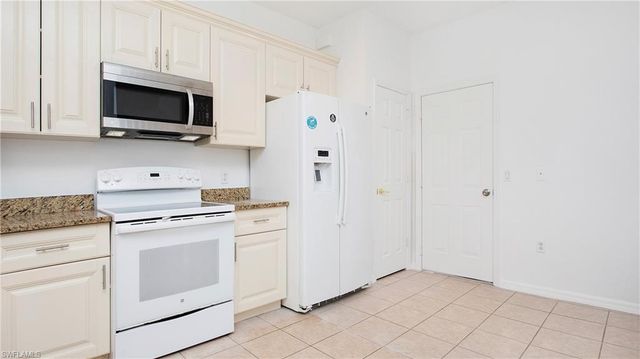 880 Hampton CIR, Naples, FL 34105