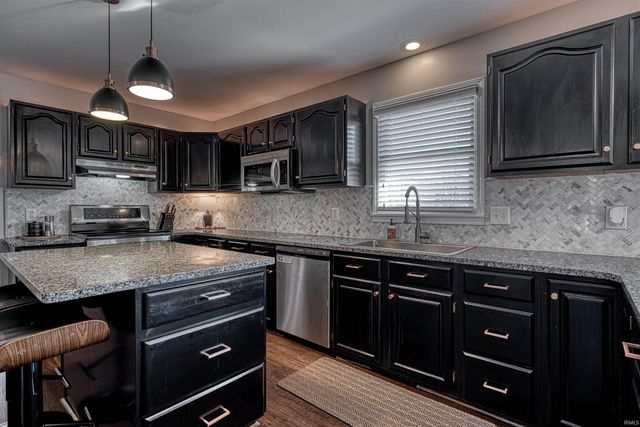 6801 Henze Road, Evansville, IN 47720