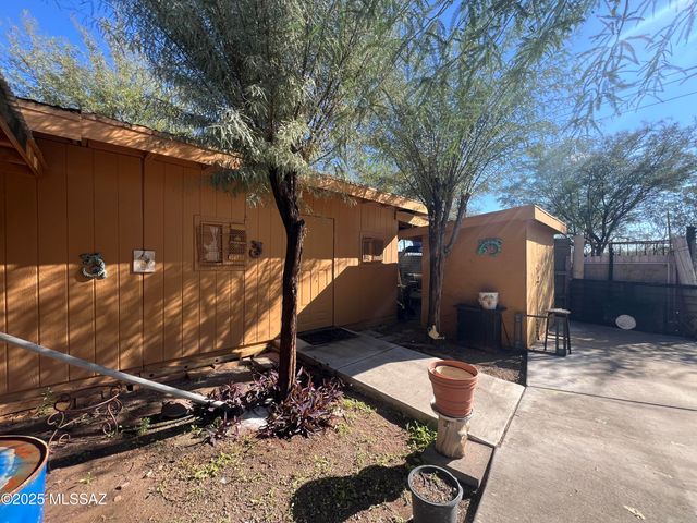 825 W Oahu Lane, Tucson, AZ 85756