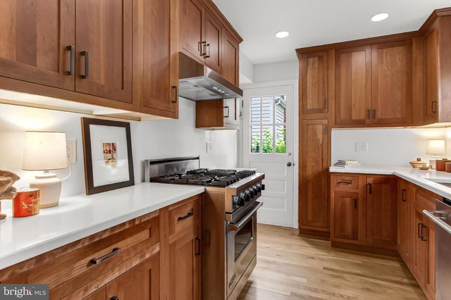 809 ENDERBY DR, Alexandria, VA 22302