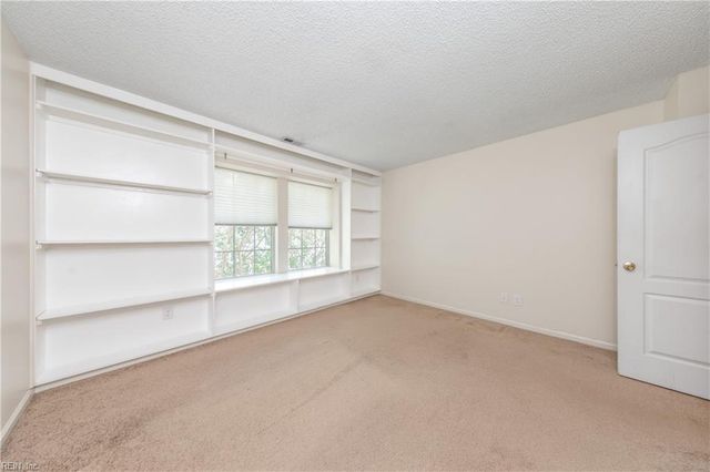 934 Nicklaus DR, Newport News, VA 23602