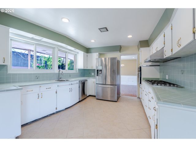 12640 Ne ROSE Pkwy, Portland, OR 97230