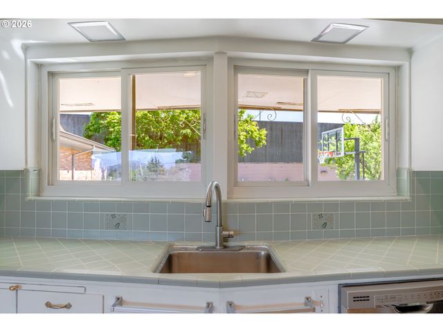 12640 Ne ROSE Pkwy, Portland, OR 97230