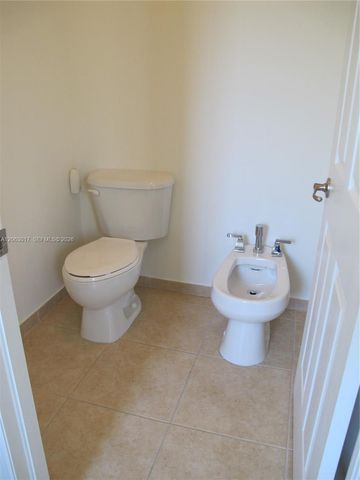 10716 NW 76th Ln, Doral, FL 33178