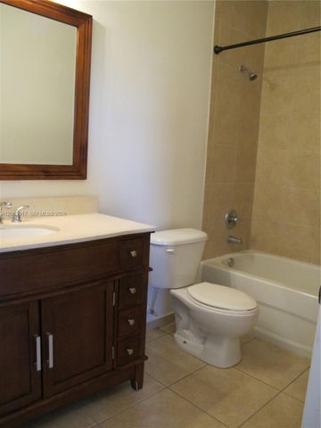 10716 NW 76th Ln, Doral, FL 33178