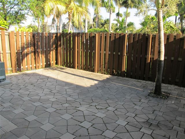 10716 NW 76th Ln, Doral, FL 33178
