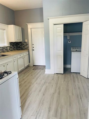 1017 S Kansas Street, La Porte, TX 77571