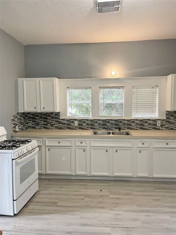 1017 S Kansas Street, La Porte, TX 77571
