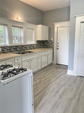 1017 S Kansas Street, La Porte, TX 77571