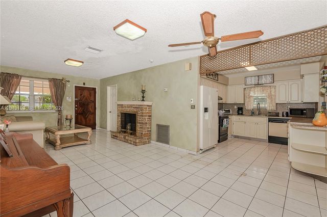 292 W 39th Place, Hialeah, FL 33012