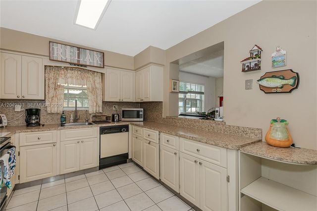 292 W 39th Place, Hialeah, FL 33012