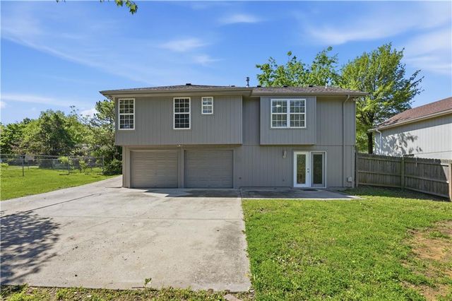 1488 NW Foxboro Road, Blue Springs, MO 64015