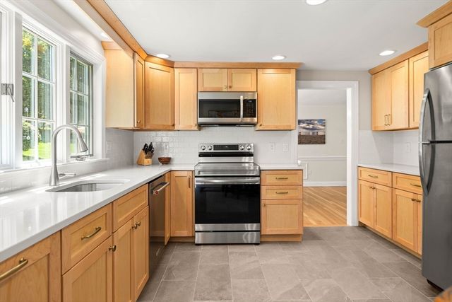 1 Burnham Rd, Wenham, MA 01984