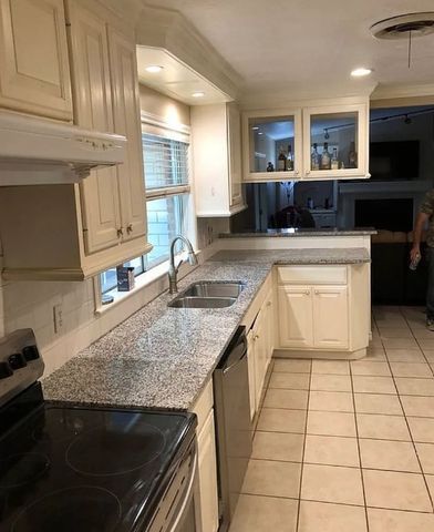 201 Brookside Drive W, Bryan, TX 77801