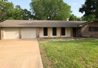 201 Brookside Drive W, Bryan, TX 77801