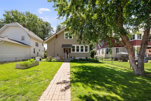 2221 RIPLEY Street, Davenport, IA 52803