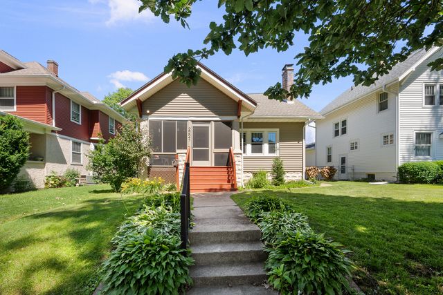 2221 RIPLEY Street, Davenport, IA 52803