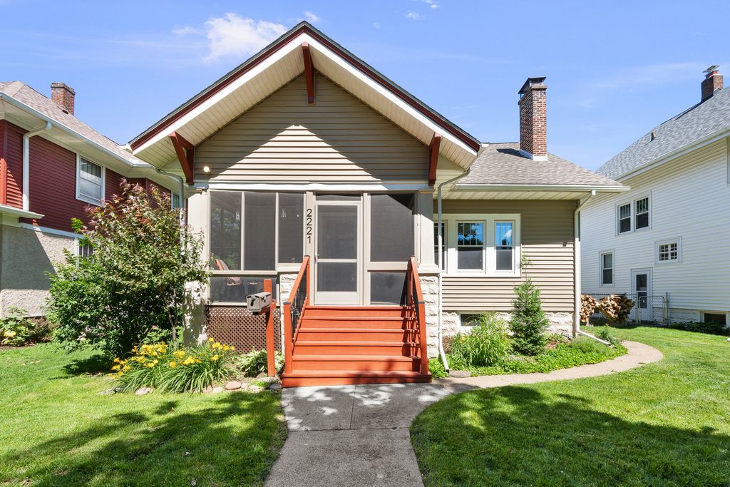 2221 RIPLEY Street, Davenport, IA 52803