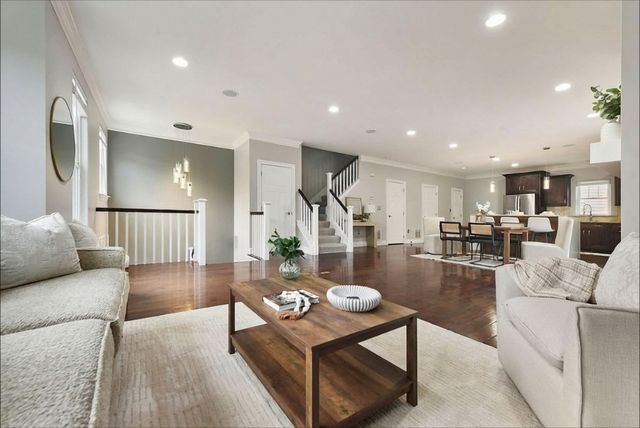 154 Sweetbriar Village Trl, Mt Washington, PA 15211