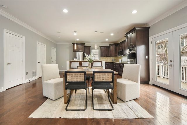 154 Sweetbriar Village Trl, Mt Washington, PA 15211