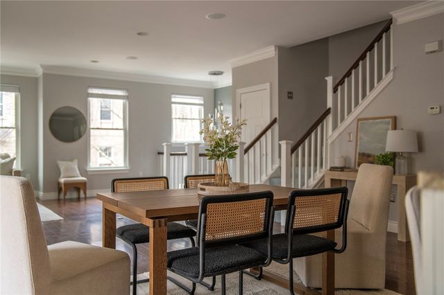 154 Sweetbriar Village Trl, Mt Washington, PA 15211