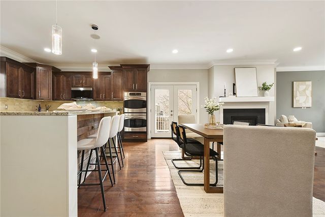 154 Sweetbriar Village Trl, Mt Washington, PA 15211