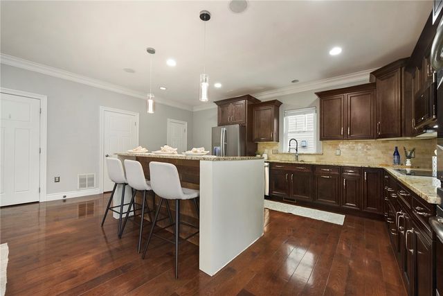 154 Sweetbriar Village Trl, Mt Washington, PA 15211