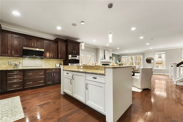 154 Sweetbriar Village Trl, Mt Washington, PA 15211