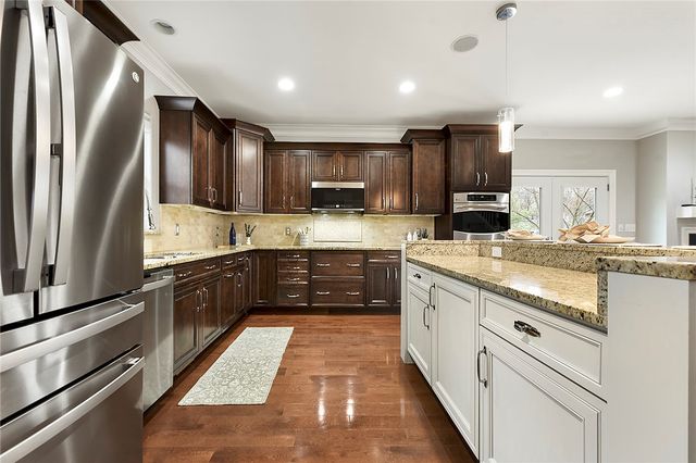 154 Sweetbriar Village Trl, Mt Washington, PA 15211