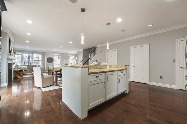 154 Sweetbriar Village Trl, Mt Washington, PA 15211