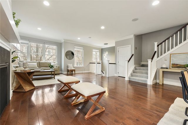 154 Sweetbriar Village Trl, Mt Washington, PA 15211