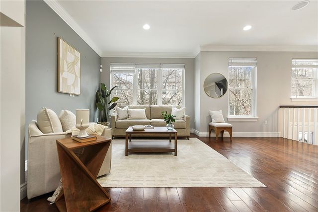 154 Sweetbriar Village Trl, Mt Washington, PA 15211