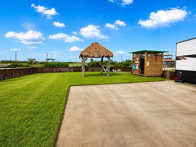 1123 Mabry, Gilchrist, TX 77617