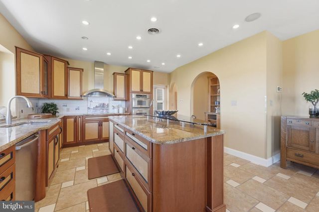 2292 LAKE DR, Pasadena, MD 21122