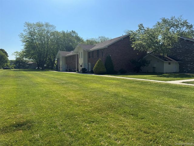 18 Navajo Court 18, Coram, NY 11727