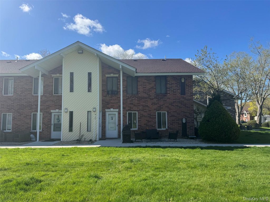 18 Navajo Court 18, Coram, NY 11727