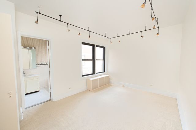 5300 S Shore Drive 111, Chicago, IL 60615