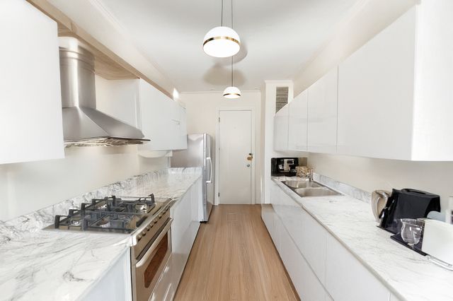 5300 S Shore Drive 111, Chicago, IL 60615
